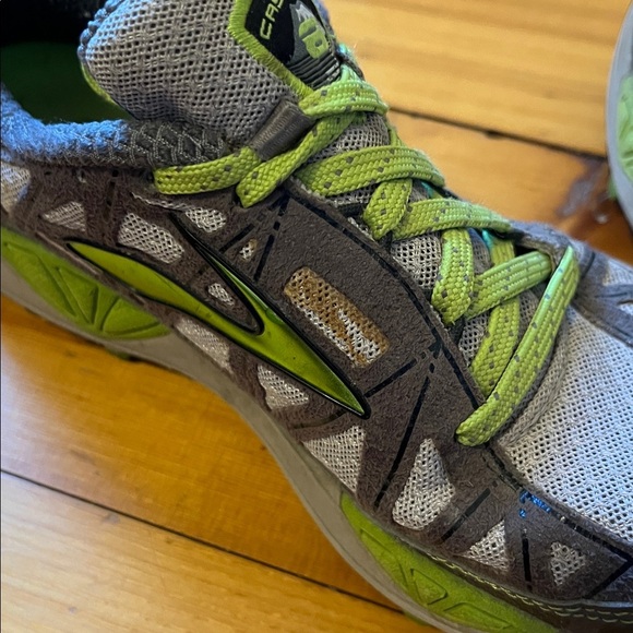 BROOKS Cascadia 8 Trail Running Sneakers Shoes All Terrain Women’s 7 Gray Green - Picture 11 of 11